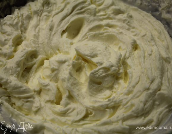 Взбить сливки.