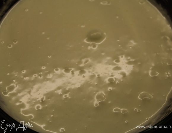 Подмешать охлажденный крем к сливкам и хорошо размешать,можно на низкой скорости миксера.