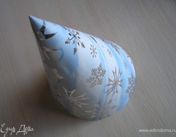 У меня конус получился в высоту 22 см, а основание диаметром 14 см. Швы закрепить скотчем.