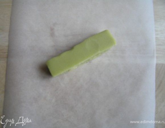 Приготовить листья из марципана.