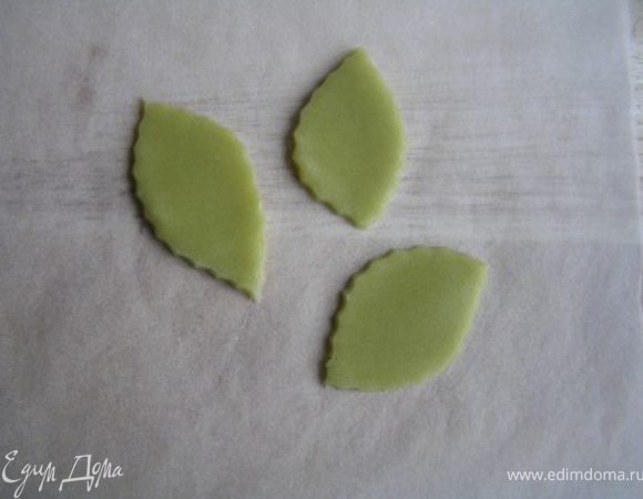 вырезать листики с помощью ножа для теста,