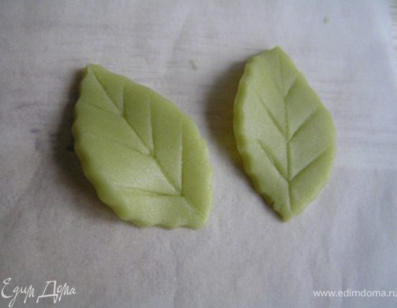 немного изогнуть каждый листик для натуральности :)