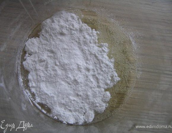 продолжая взбивать, добавить часть сахарной пудры,