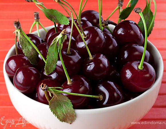 В это время, хорошо промываем и обсушиваем любые ягоды и фрукты.  Если используются крупные плоды ( груша, ананас, яблоки), то их предварительно режим дольками. Если есть замороженные ягоды, то их тоже можно смело добавить в общую смесь.