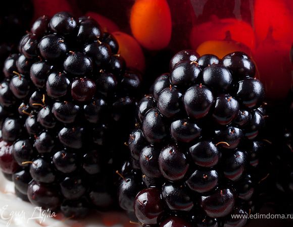 Затем добавляем в шампанское набухший желатин. По креманкам распределяем ягоды и заливаем жидкостью. И в холодильник часов на пять -шесть до полного загустения.