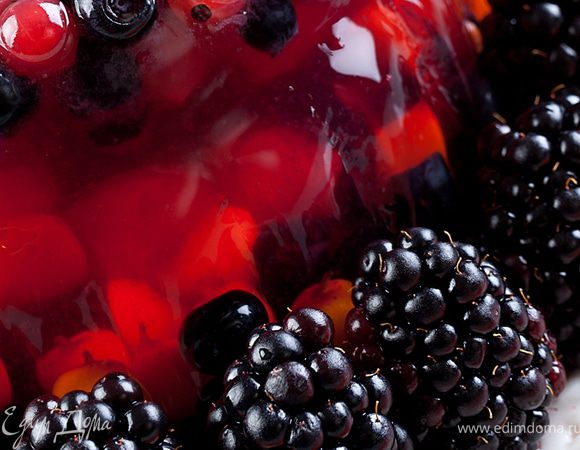 К столу можно подавать и в креманках. Но если их опустить на несколько секунд в горячую воду, из них без труда выскользнет желе на красивое блюдечко с голубой каемочкой ))) 

Приятного наслаждения!!