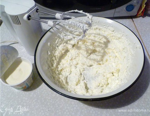 Для начинки творог, творожный крем, сметану и сахарную пудру соединить и хорошо взбить. 