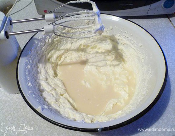 Желатин залить молоком, оставить набухать. Желатин нагреть, но не кипятить. Затем остудить до комнатной температуры. Влить в творожную массу, хорошо перемешать. Выложить начинку на основу из печенья, разровнять и убрать в холодильник, желательно на ночь.