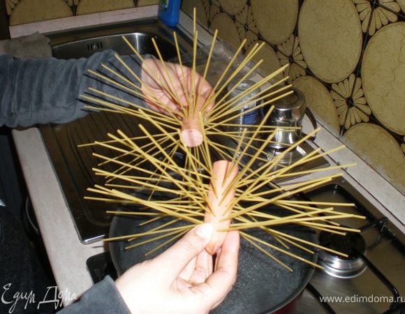 когда все приготовлено опускаем наших  осминожек в кипящую воду по одному

