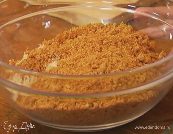 Овсяное печенье измельчить в крошку.
