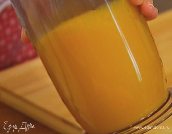 Яйца взбить миксером.