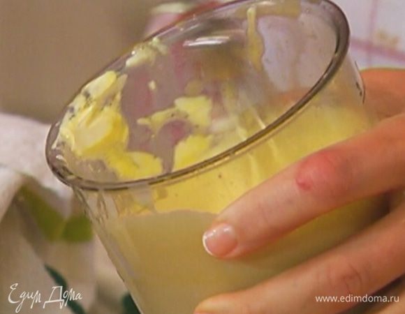 Добавить маскарпоне и все вместе взбить миксером на небольшой скорости в однородную массу.