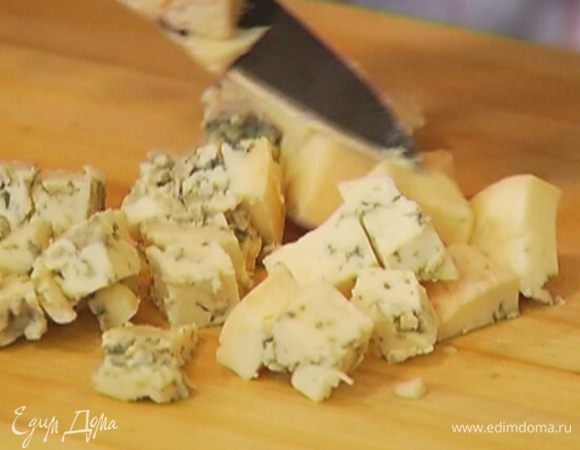 Голубой сыр нарезать кубиками  и перемешать с маскарпоне и яйцами.