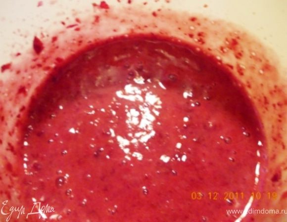 к ягодам добавляем томатный сок и измельчаем в пюре блендором.