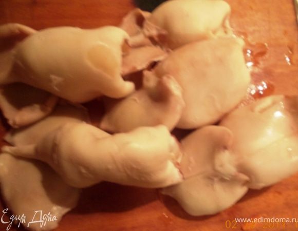 Отвариваем кальмары. Как не знаю, пришла с работы, а кальмары уже сварились и меня ждут:)