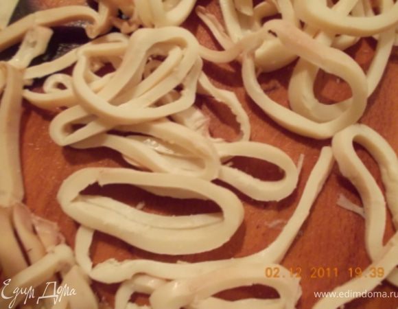 режем кальмаров колечками,