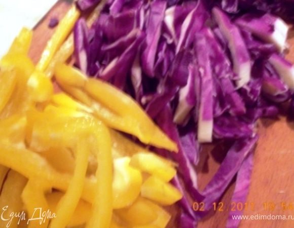 капусту и перец соломкой,
