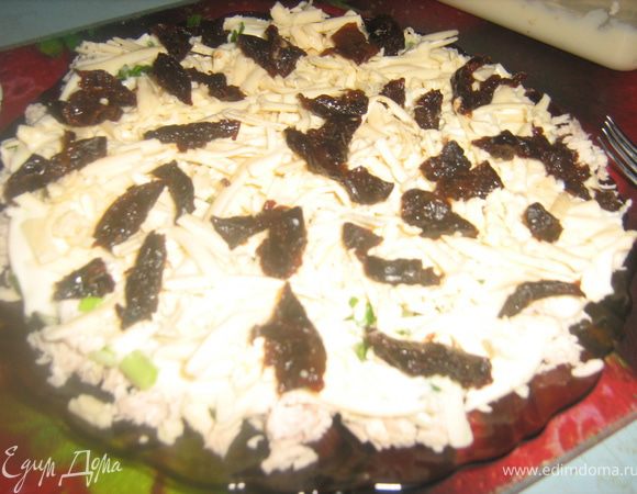 Курицу мелко нарезать посолить, поперчить по вкусу, выложить на блюдо, посыпать рубленым зеленым луком, покрыть слоем майонеза. Дальше слой рубленого яйца, затем нарезанный чернослив.