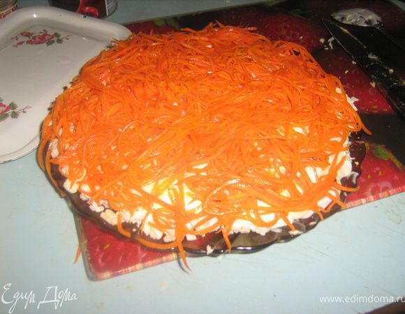 На чернослив выкладываем плавленый сыр, следующий слой майонеза с чесноком, перемешенного с сухариками, сверху корейская морковка.