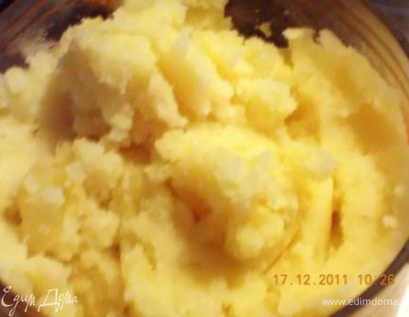 варим картошку, отвар сливаем в какую-нибудь ёмкость, делаем пюре и откладываем 5 ст ложек.