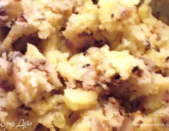 к оставшемуся пюре добавляем мелко порезанные и обжаренные с луком грибы