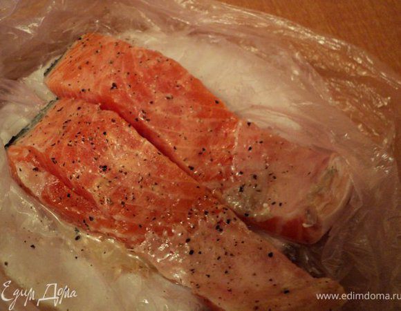 Филе семги ( без хребтовой кости )  посолить, поперчить по вкусу, полить соком ½ лимона, положить в полиэтиленовый пакет мариноваться на 30мин.