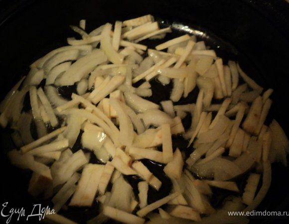 Лук порезать четвертькольцами, сельдерей соломкой, пассировать на оливковом масле до золотистого цвета.