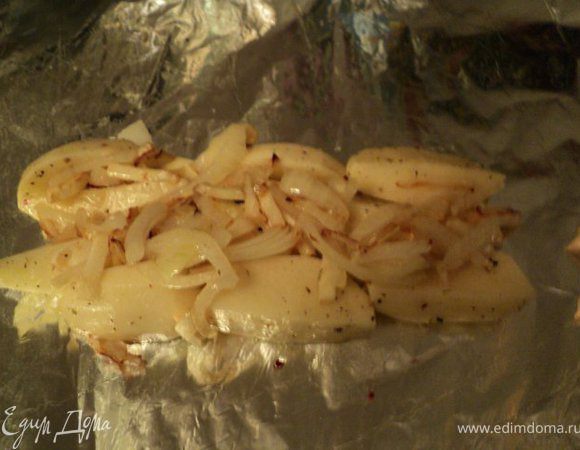 На 2 слоя фольги длиной 40см  выложить слой картофеля,  половину лука с сельдереем.