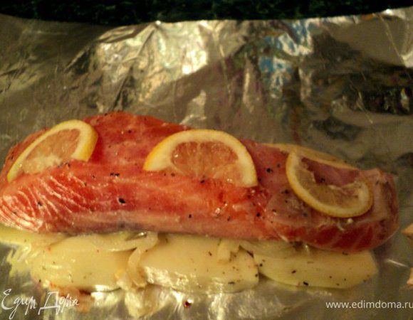 Сверху положить кусок семга и несколько долек лимона.