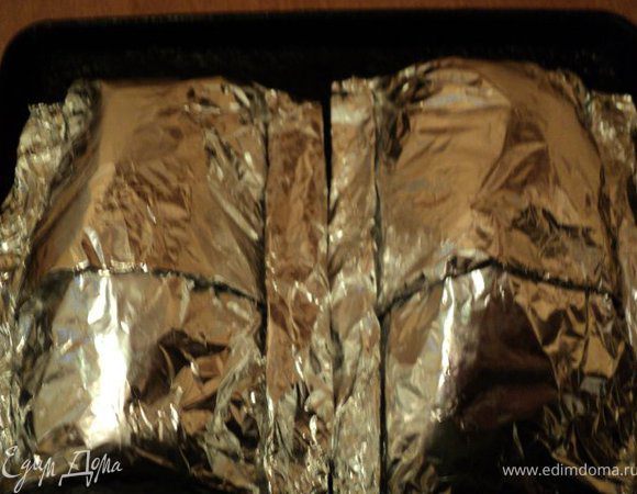 Тщательно свернуть фольгу пакетиком, положить на противень и запекать в духовке 25-30мин при температуре 200 градусов.