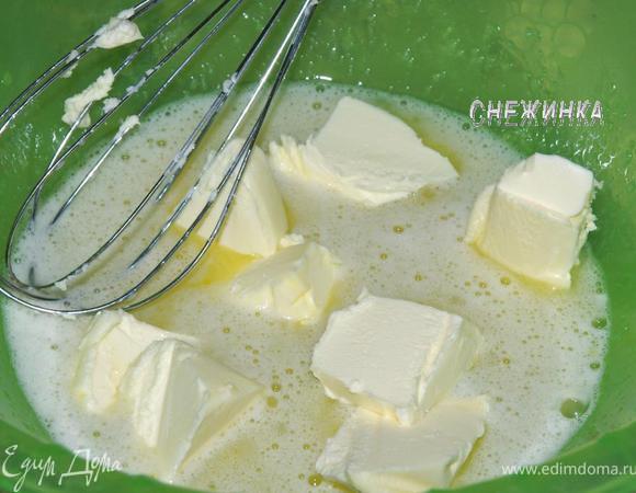 Добавляем размягченное при комнатной температуре масло. Тщательно размешиваем венчиком, практически до однородности.