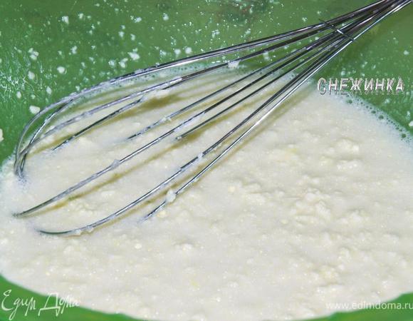 Добавляем молоко, перемешиваем.