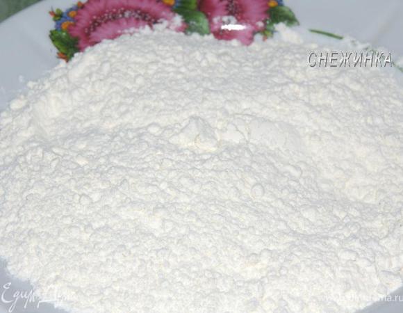 Муку смешиваем с разрыхлителем. Изюм промываем и просушиваем.