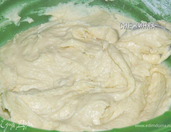 Всыпаем к жидким ингредиентам. Тщательно вымешиваем.