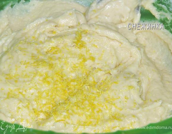 Цедру лимона натираем на терке и добавляем в тесто.