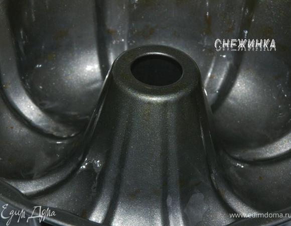 Форму для кекса хорошо смазываем маслом. Сразу скажу, что если Вы используете форму цельную, без дырки, лучше выстелить ее бумагой, смазанной маслом.