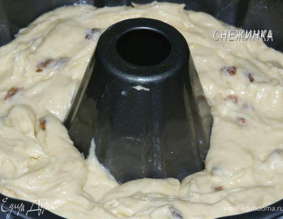 Тесто раскладываем равномерно по форме.