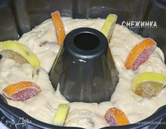 Теперь вставляем в тесто мармелад, как раз в такой форме хватает 8 штук в каждую ячейку. Я чередовала апельсиновые дольки с лимонными. Ставим в духовку на 40 минут, готовность проверяем зубочисткой.