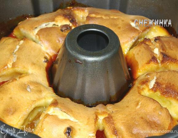 Достаем из духовки. Получается так, что мармелад плавится, но затем сразу же начинает застывать обратно. Как видно он заплыл за края кекса, поэтому при извлечении его из формы пришлось хорошо поддеть лопаточкой по краям и в центре кекса. Делать это лучше пока еще кекс не остыл. А потом по охлаждении уже достать из формы. Форма легко отмылась, после 2-часового пребывания в замоченном состоянии:)  