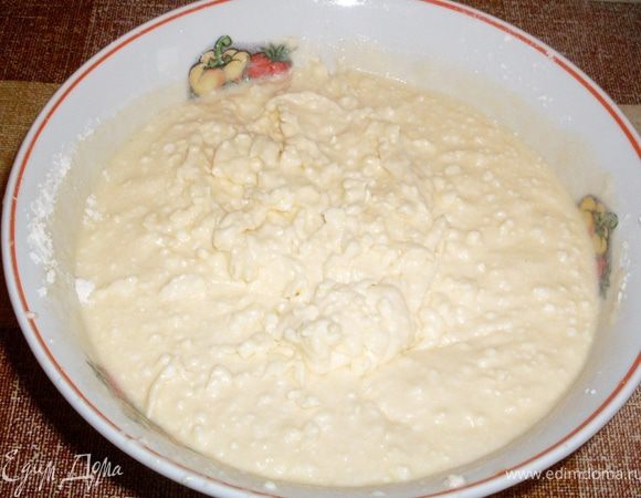 Взбить яйца, добавить сахар - еще взбить, добавить творог (медленно взбивая), растопленное масло и муку (постепенно) с разрыхлителем. Вот такая масса