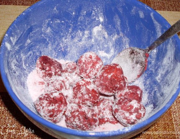 Ягоды (не размораживать) перемешать с сахаром и небольшим количеством картофельного крахмала