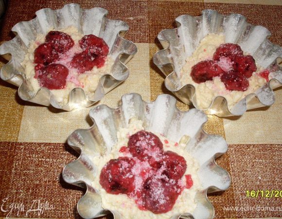 В формы ложкой выкладывать тесто , на него ягоды и опять тесто

