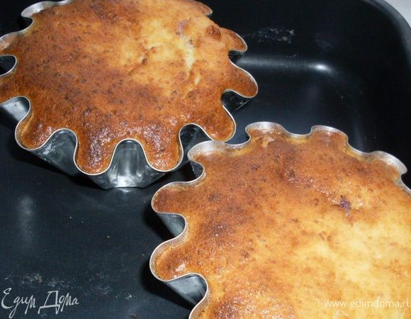 Выпекать в разогретой до 180 град. духовке, в зависимости от вашей духовки и размера форм, у меня формы большие-выпекалось-50мин, сначала 20мин при высокой температуре, потом при средней.