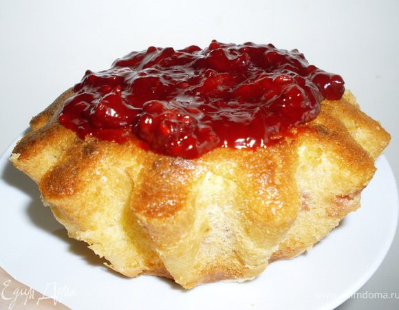 Ягоды для киселя варим с сахаром, добавляем крахмал, достигаем желаемой густоты и поливаем кексы.

