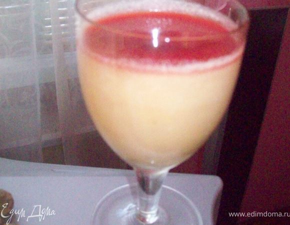 Сливки смешать с молоком, добавить сахар, ванильный сахар, цедру лайма, кофейные зёрна. Доводим, помешивая, до кипения. Отставляем и остужаем приблизительно до 50 градусов цельсия. Процеживаем молочную смесь через сито. Вводим размоченный желатин (я пользуюсь быстрорастворимым, поэтому не замачиваю его, а развожу тёплым кипячёным молоком или водой, хорошо размешиваю, и вливаю в смесь через мелкое сито, чтобы не попадалось никаких крупинок). Хорошо размешиваем и разливаем по бокалам - стаканам на половинку или чуть меньше. Ставим в холодильник приблизительно на 1,5 часа для застывания.