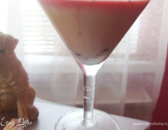 о прошествии этого времени начинаем готовить соус. В этот раз я брала  замороженную клубнику (её предварительно размораживаем, сцеживаем лишнюю влагу), но можно брать и другие ягоды, на свой вкус.
Ягоды для соуса моем, чистим, засыпаем сахарной пудрой и растираем или взбиваем слегка блендером. Всё, ягодный соус готов)))