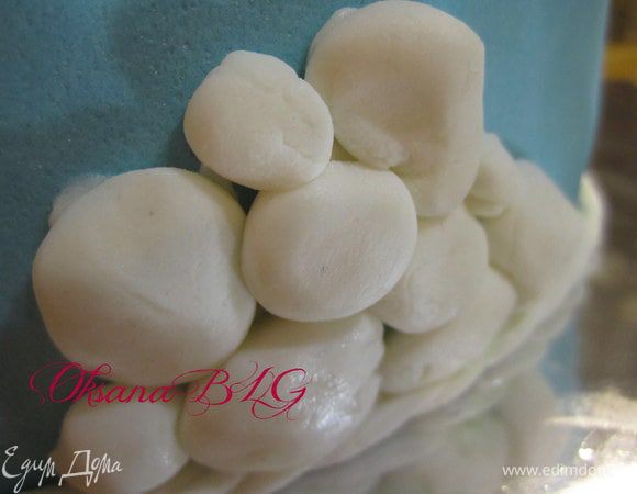 Прикрепить шарики белой мастики.