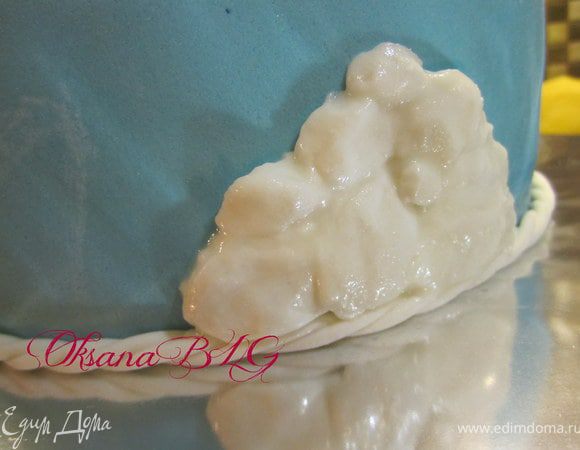 Кисточку смочить в водке и аккуратно разгладить айсинг.