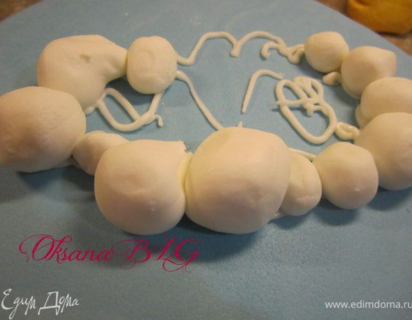 Сверху на тортике так же сделать облачко.