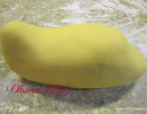 Основу самолетика обтянуть желтой мастикой.